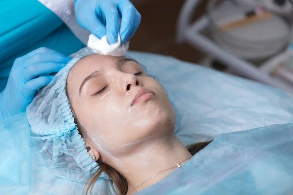 Uma Jovem Mulher Consulta Médico Com Cosmetologista Uma Linda Garota — Fotografia de Stock