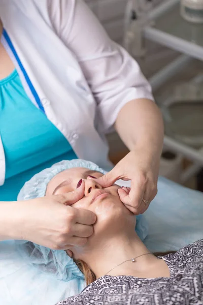 Uma Jovem Está Limpando Pele Seu Rosto Cosmetologista Limpeza Facial — Fotografia de Stock