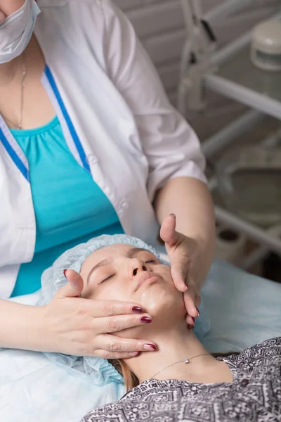 Uma Jovem Está Limpando Pele Seu Rosto Cosmetologista Limpeza Facial — Fotografia de Stock