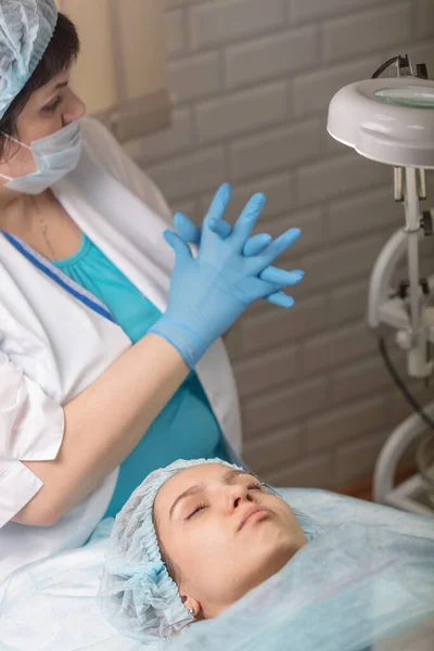 Uma Jovem Está Limpando Pele Seu Rosto Cosmetologista Limpeza Facial — Fotografia de Stock