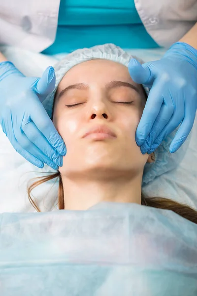 Uma Jovem Está Limpando Pele Seu Rosto Cosmetologista Limpeza Facial — Fotografia de Stock