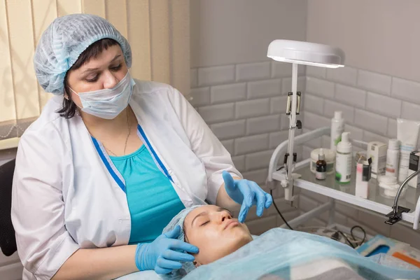 Una Giovane Ragazza Sta Pulendo Pelle Del Suo Viso Cosmetologo — Foto Stock