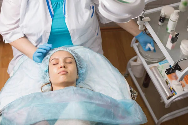 Una Joven Está Limpiando Piel Cara Cosmetólogo Limpieza Facial Masaje — Foto de Stock