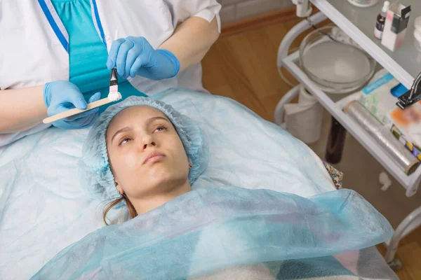 Uma Jovem Está Limpando Pele Seu Rosto Cosmetologista Limpeza Facial — Fotografia de Stock