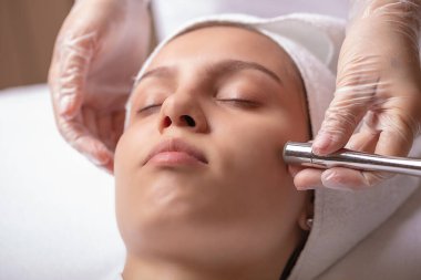 Genç ve güzel bir kadına elmas bir yüz temizleme ameliyatı yapılır..