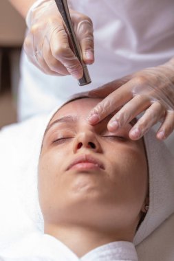 Genç ve güzel bir kadına elmas bir yüz temizleme ameliyatı yapılır..