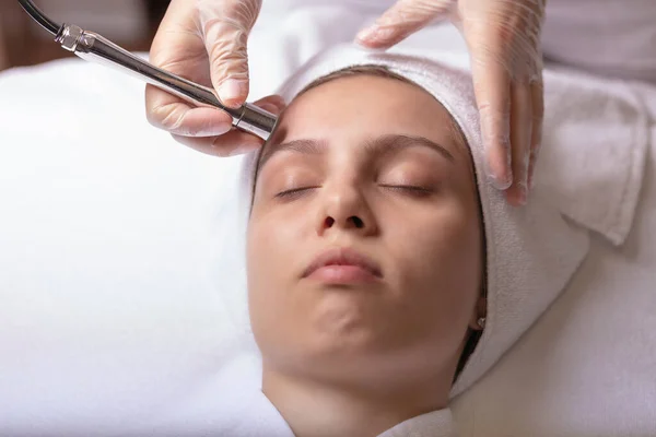 Young Beautiful Woman Given Diamond Facial Cleansing — Stock Photo, Image