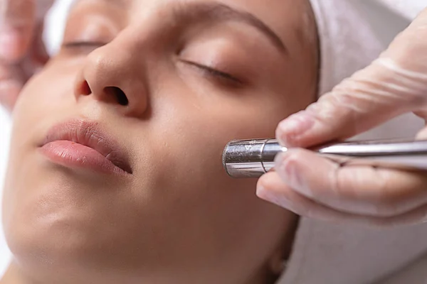 Genç ve güzel bir kadına elmas bir yüz temizleme ameliyatı yapılır..