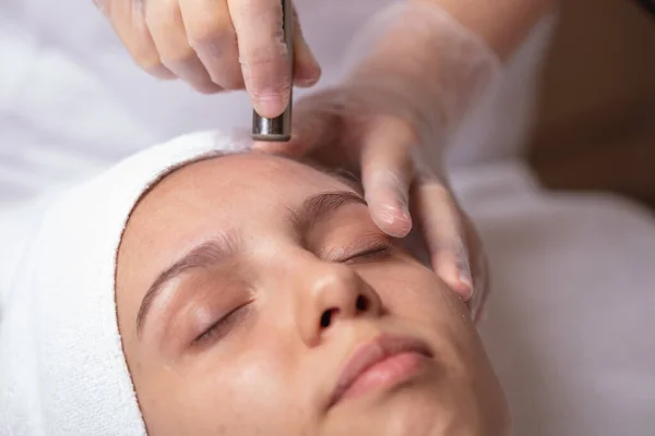 Une Jeune Belle Femme Reçoit Nettoyage Visage Diamant Images De Stock Libres De Droits