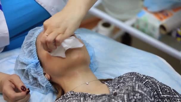Genç Kız Güzellik Uzmanında Yüz Derisini Temizliyor Yüz Temizleme Masajı — Stok video