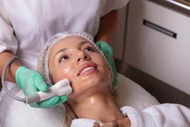 Özel bir kozmetoloji cihazı kullanarak ultrasonla kaldırmak. Yüzünde ultrason ile pürüzsüz kırışıklıklar