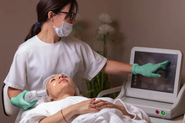 Özel bir kozmetoloji cihazı kullanarak ultrasonla kaldırmak. Yüzünde ultrason ile pürüzsüz kırışıklıklar