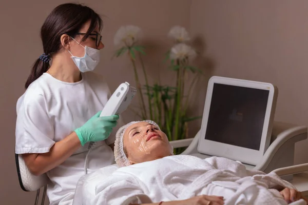 Levantamiento Por Ultrasonido Utilizando Dispositivo Especial Cosmetología Arrugas Suavizantes Cara — Foto de Stock