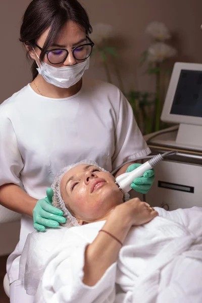 Özel bir kozmetoloji cihazı kullanarak ultrasonla kaldırmak. Yüzünde ultrason ile pürüzsüz kırışıklıklar