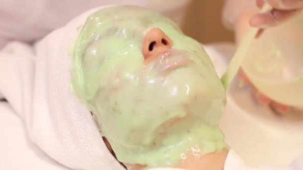 Eine Junge Frau Erhält Eine Verjüngende Maske Aus Grünalgen Auf — Stockvideo