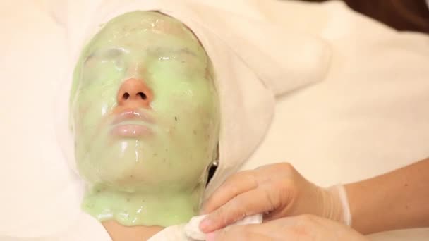 Una Joven Una Máscara Rejuvenecedora Algas Verdes Cara — Vídeo de stock