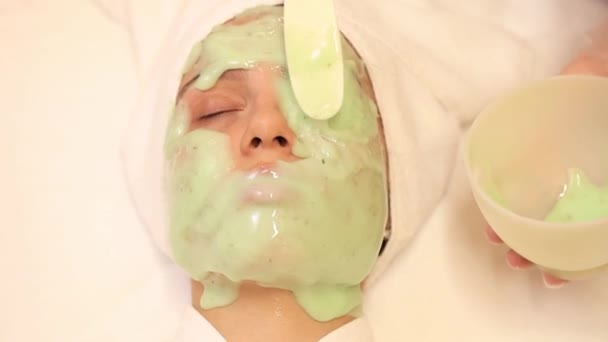 Une Jeune Femme Reçoit Masque Rajeunissant Algues Vertes Sur Son — Video