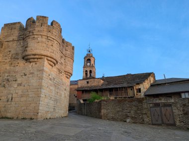 Arka planda Santa Maria del Azogue Kilisesi, Puebla de Sanabria, Zamora, İspanya