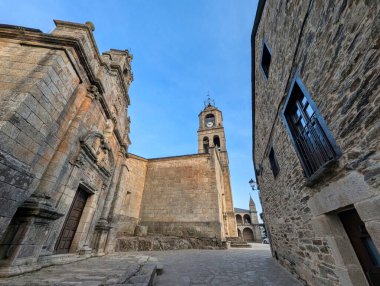 Arka planda San Cayetano inzivası ve Santa Maria del Azogue kilisesi, Puebla de Sanabria, Zamora, İspanya