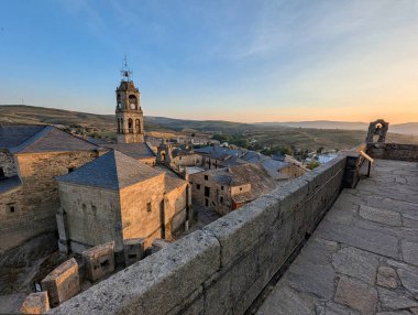 San Cayetano inzivası ve Santa Maria del Azogue Kilisesi, Puebla de Sanabria, Zamora, İspanya