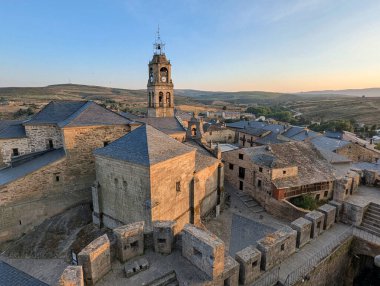 San Cayetano inzivası ve Santa Maria del Azogue Kilisesi, Puebla de Sanabria, Zamora, İspanya