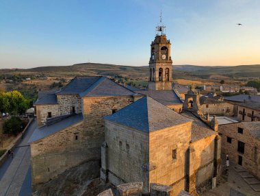 San Cayetano inzivası ve Santa Maria del Azogue Kilisesi, Puebla de Sanabria, Zamora, İspanya