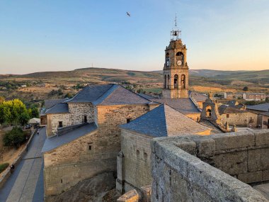 San Cayetano inzivası ve Santa Maria del Azogue Kilisesi, Puebla de Sanabria, Zamora, İspanya