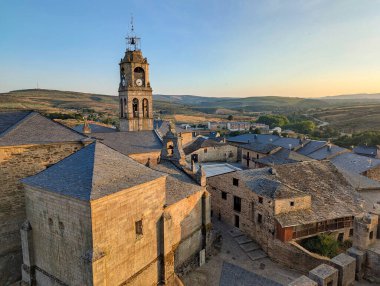 San Cayetano inzivası ve Santa Maria del Azogue Kilisesi, Puebla de Sanabria, Zamora, İspanya