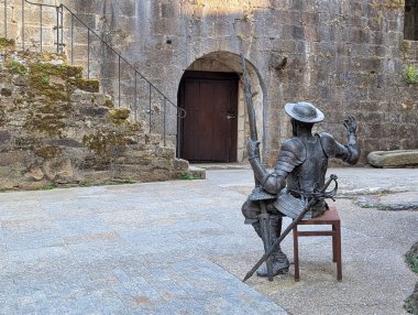 Don Kişot heykeli şatonun iç avlusunda, Puebla de Sanabria, Zamora, İspanya