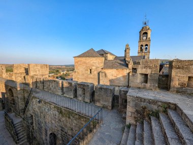 Kale duvarları ve arka planda Santa Maria del Azogue Kilisesi, Puebla de Sanabria, Zamora, İspanya