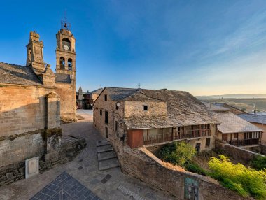 San Cayetano inzivası, Santa Maria del Azogue kilisesi ve Puebla de Sanabria, Zamora, İspanya 'daki antik evler.