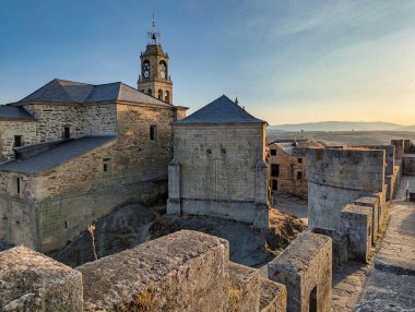 Kale duvarları ve arka planda Santa Maria del Azogue Kilisesi, Puebla de Sanabria, Zamora, İspanya