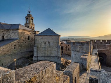 Kale duvarları ve arka planda Santa Maria del Azogue Kilisesi, Puebla de Sanabria, Zamora, İspanya