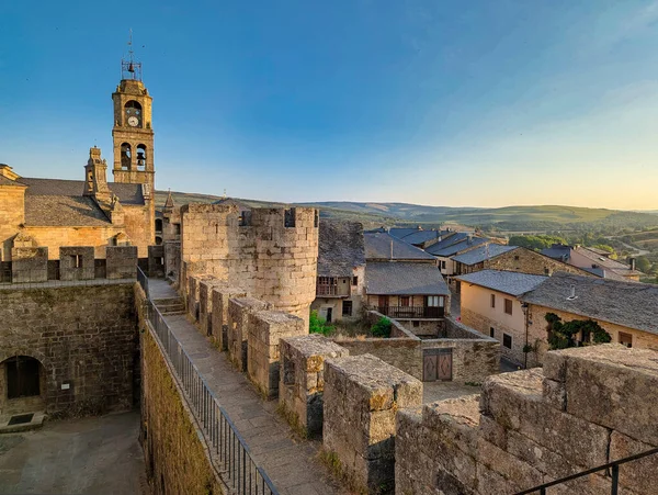 Kale duvarları ve arka planda Santa Maria del Azogue Kilisesi, Puebla de Sanabria, Zamora, İspanya