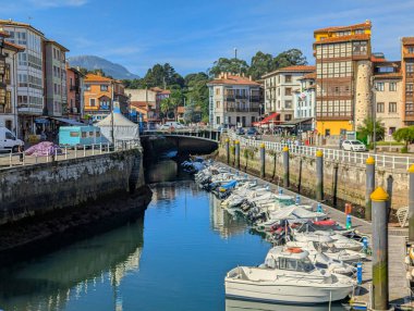 Llanes, Asturias, İspanya; 10 Eylül 2025: köy ve balıkçılık limanı