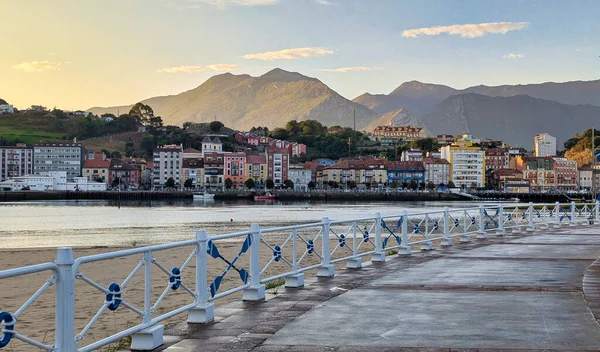 Ribadesella gezinti güvertesi ve arka planda şehir, Asturias, İspanya