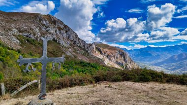 Asturias haçı, Puertos de Marabio Doğal Anıtı, Teverga ve Yernes y Tameza belediyeleri, Asturias, İspanya