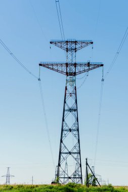 nehir gökyüzü gradyanı yakınında yüksek gerilim kulesi yüksek gerilim iletim hattı