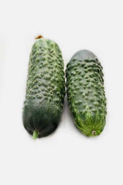 흰색 배경에 고립 된 두 개의 신선한 녹색 오이 — 스톡 사진