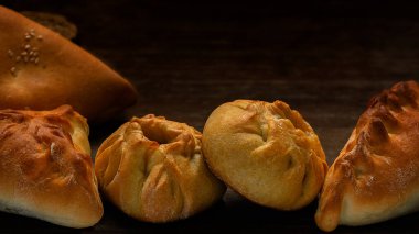 Ahşap arka plan üzerinde çeşitli taze hamur işleri çerçevesinde