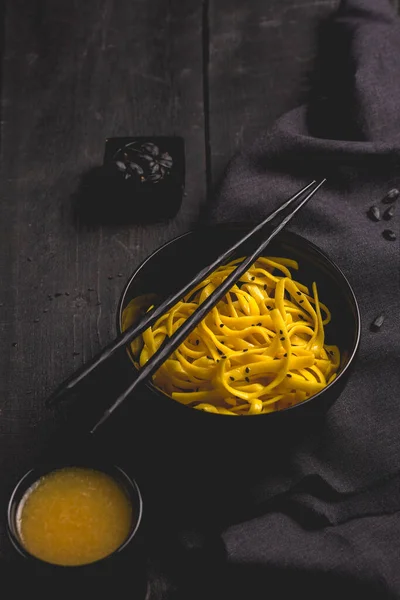 黒を基調とした黄色のアジア麺 ストック写真