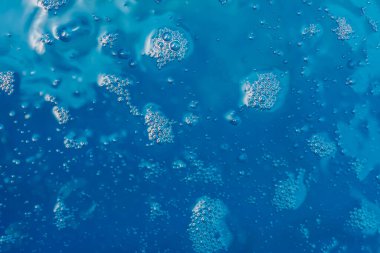 Hava kabarcıkları ve bokeh ile suya yansıyan ışık