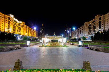 Astana büyük bozkır başkentidir. Gece şehir.