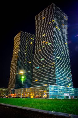 Astana büyük bozkır başkentidir. Gece şehir.