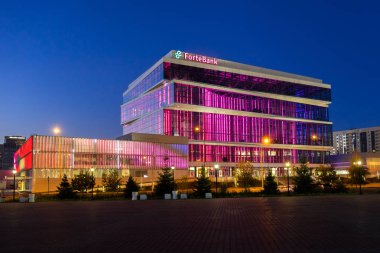 Astana büyük bozkır başkentidir. Gece şehir.