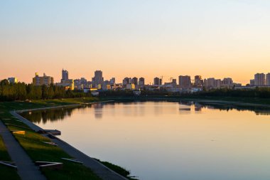 Astana büyük bozkır başkentidir. Sunrise fotoğraf.