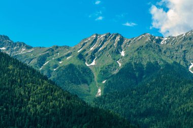Kafkas Dağları, açık bir günde yaz aylarında dağların güzel manzara