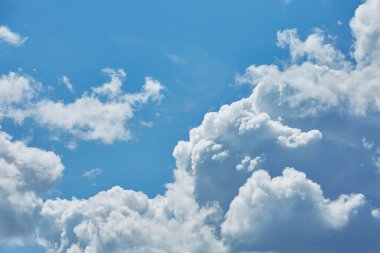 Bir yaz gününde kümülüs bulutları