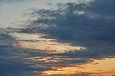 Yaz akşamında bulutlu bir gün batımı