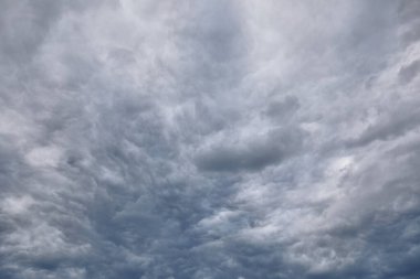 Bir yaz akşamında gök gürültülü bulutlar